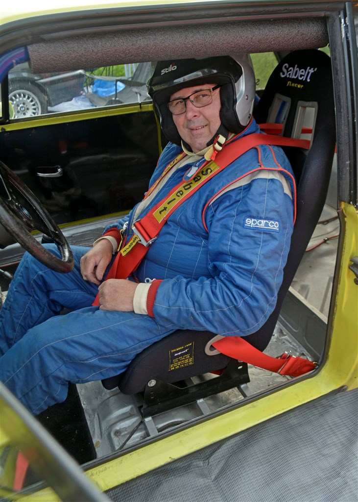 Gert Simonsen stiller til start med en nyrenovereret forparti på BMW 2002'eren, idet et regnvådt underlag kostede et svinkeærinde i botanikken ved et andet hill climb-arrangement sidste år.
(Foto: Åge Keseler Kirketerp)